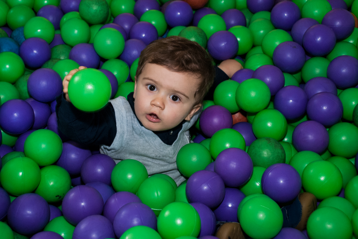 amigo convidado brinca na piscina de bolinas