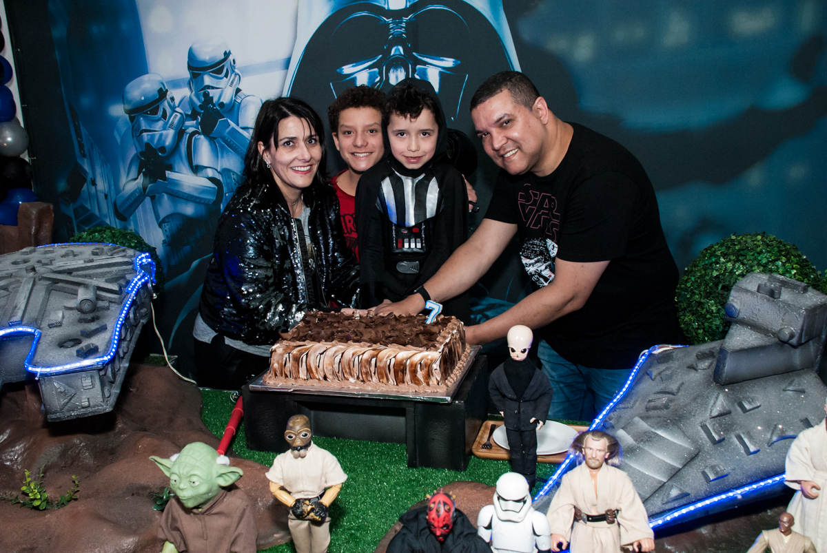 cortando o primeiro pedaço de bolo