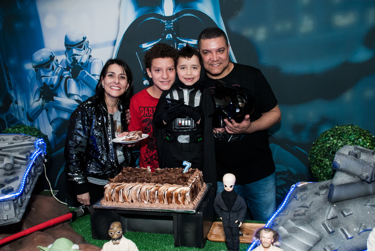 família aproveitam o final da festa