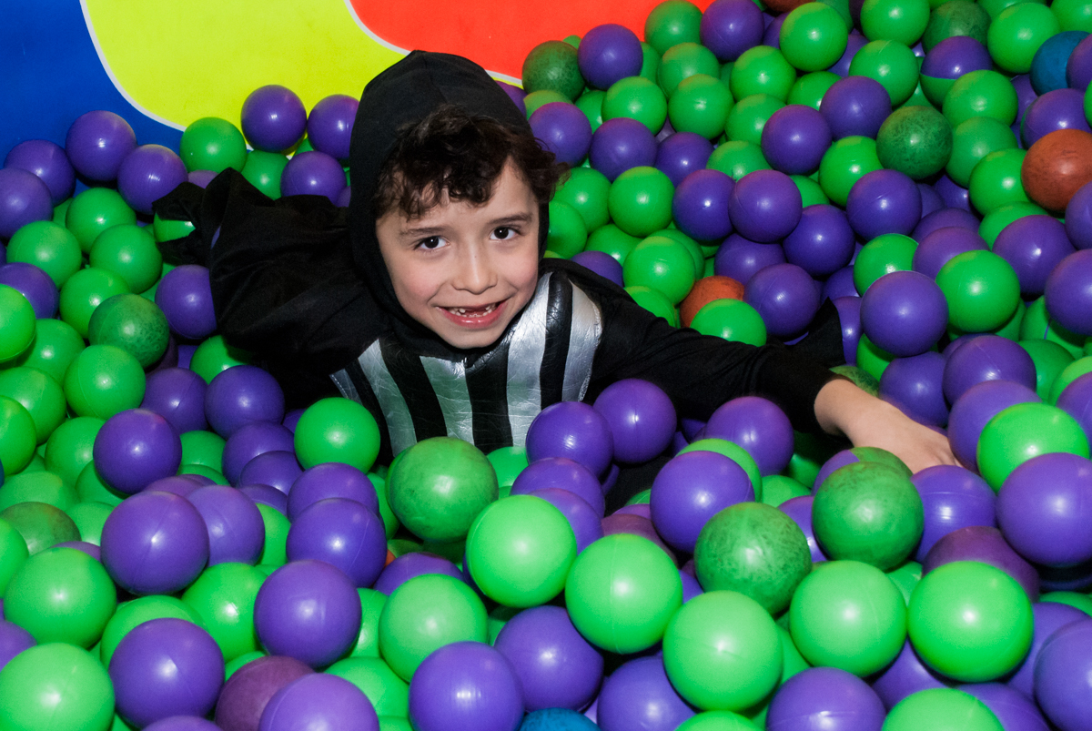 diversão garantida nas bolinas coloridas