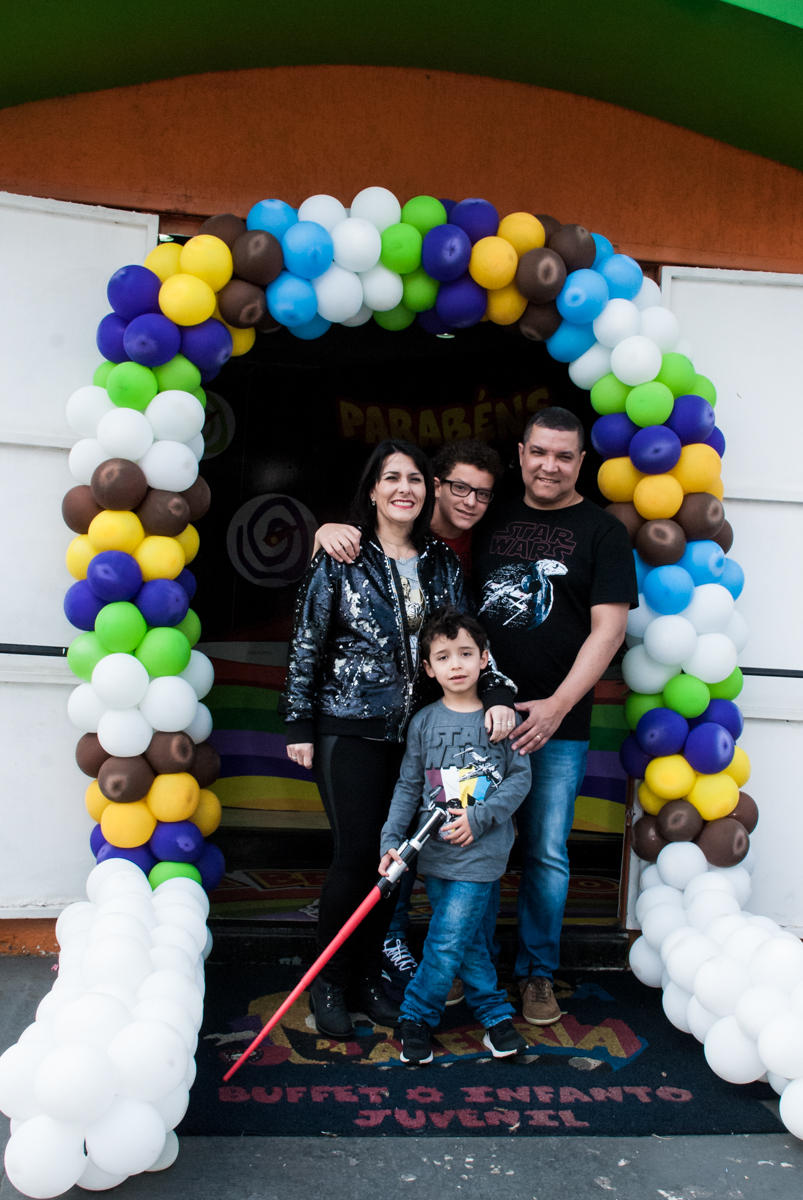 fotografia da família no arco de bexigas