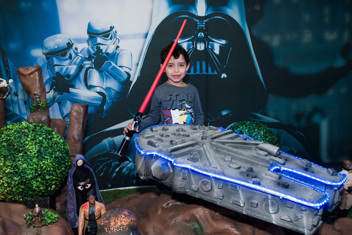 foto do aniversariante com a espada do star wars