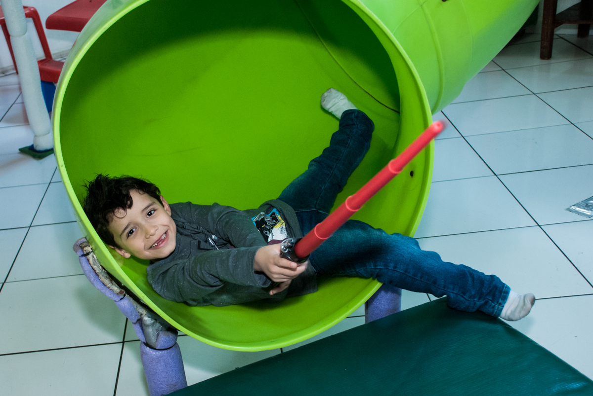descendo do escorregador do brinquedão