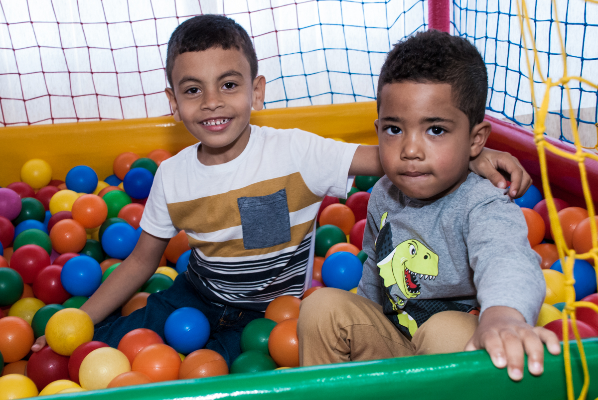 brincando na piscina de bolinhas
