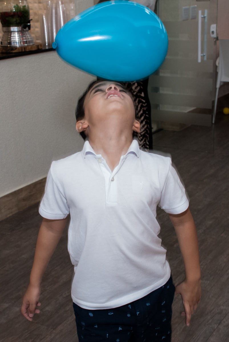 brincadeira com a bexiga na festa