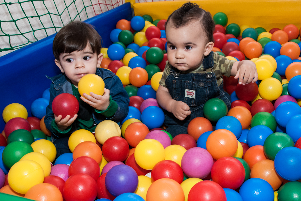 os amigos curtem a piscina de bolinas