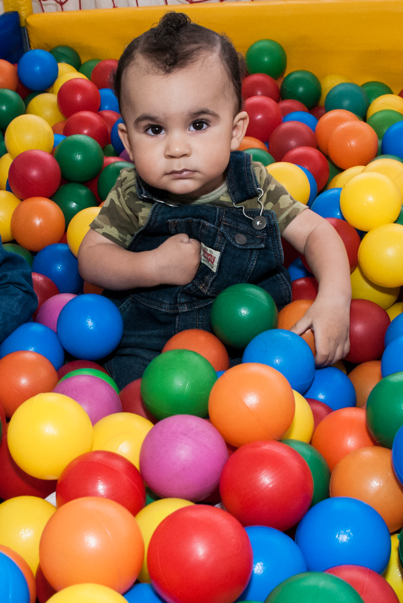 feliz nas bolinas coloridas