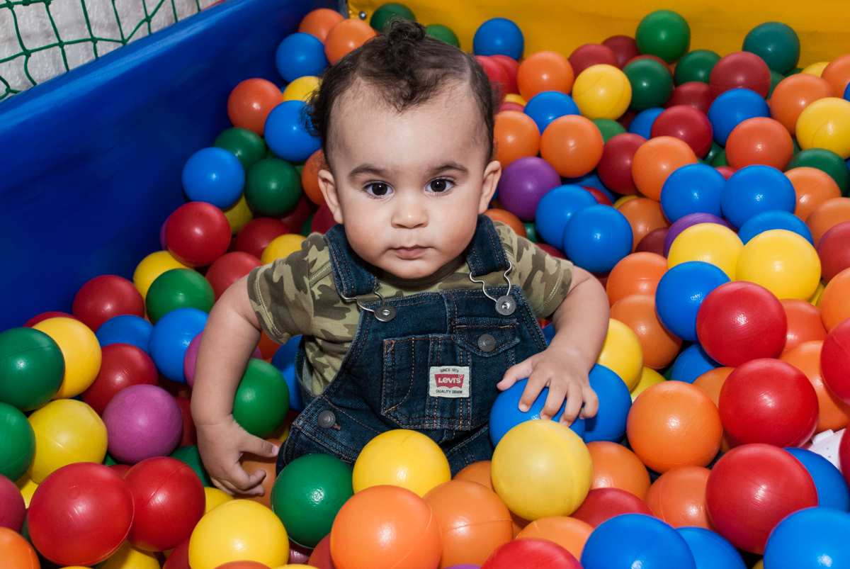 foto feita na piscina de bolinhas