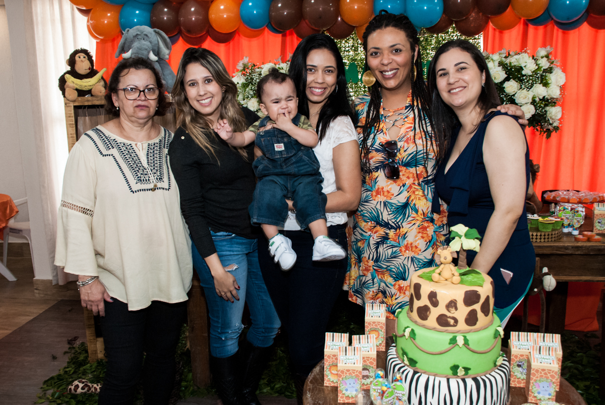 foto com a família na mesa temática