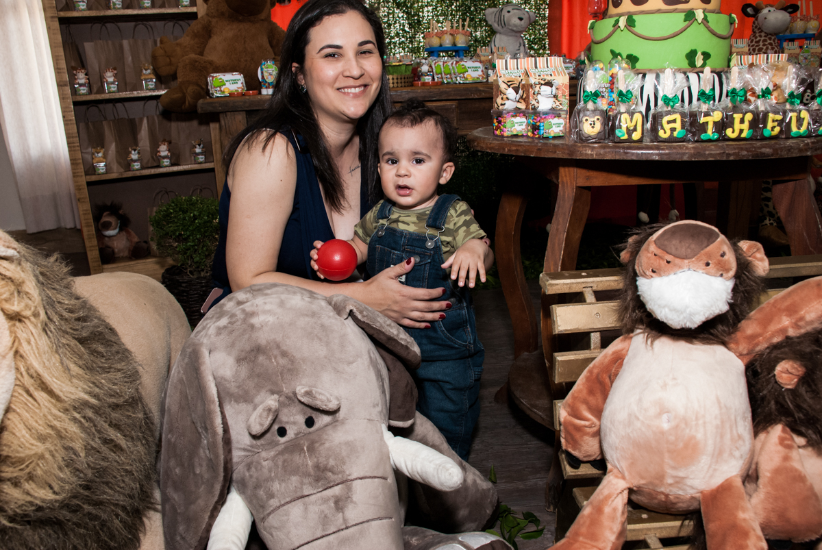 brincando com a mãe em sua festa