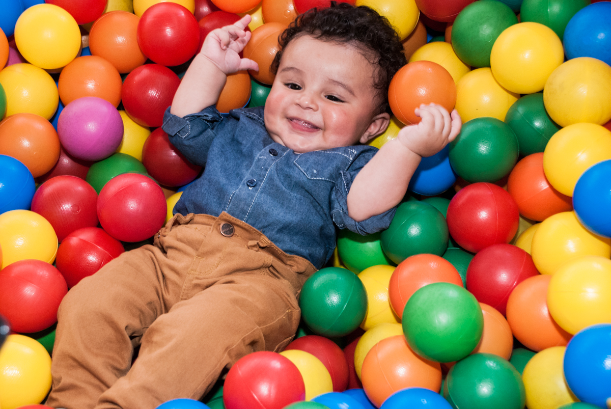 muito feliz brincando na s bolinhas coloridas