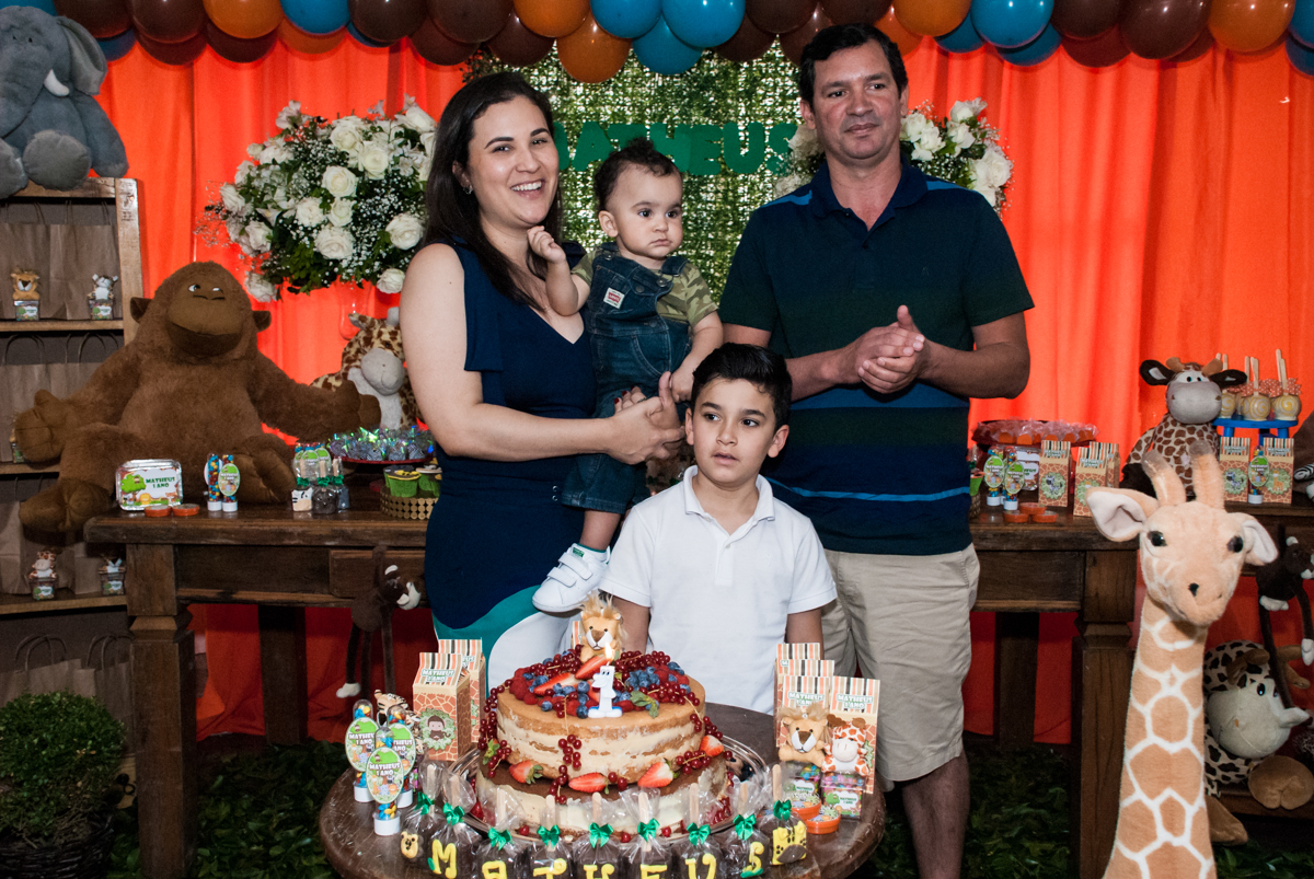 todos cantam parabéns para o miguel