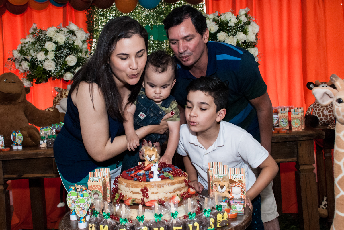 soprando a vela do bolo