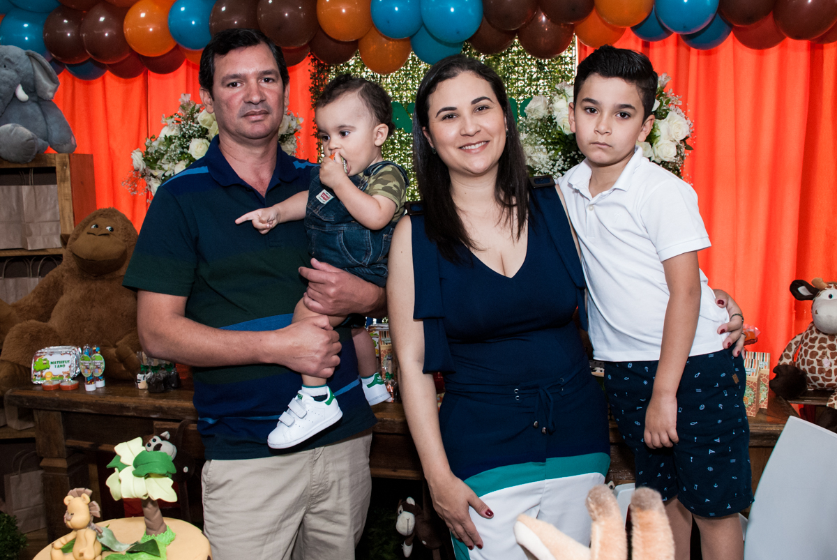 família faz foto na mesa temática