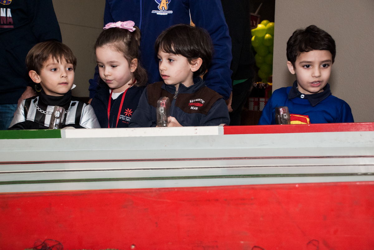 todos querem brincar na pista de corrida