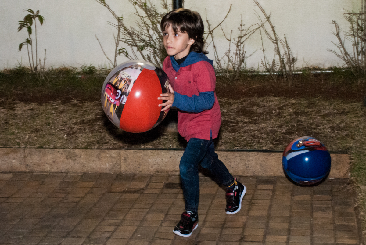 O aniversariante inicia as brincadeiras