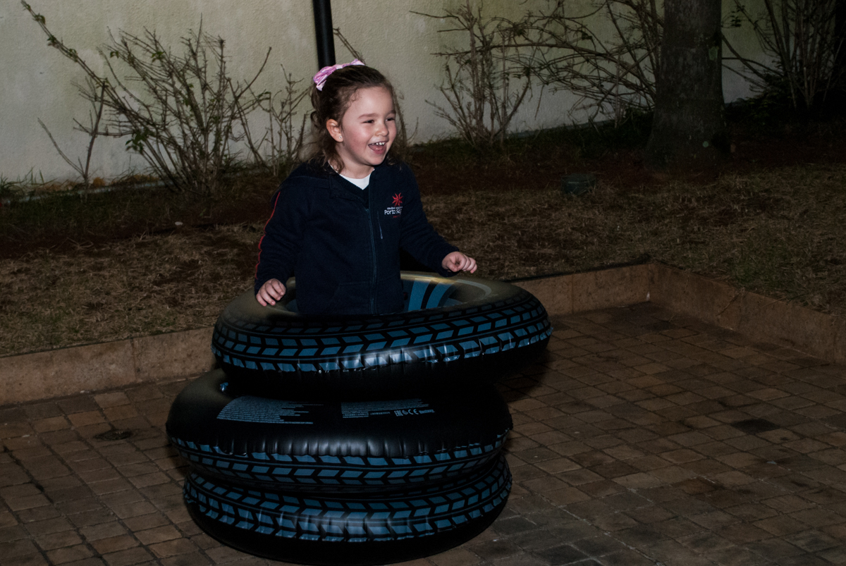 A amiga gosta muito de participar da gincana