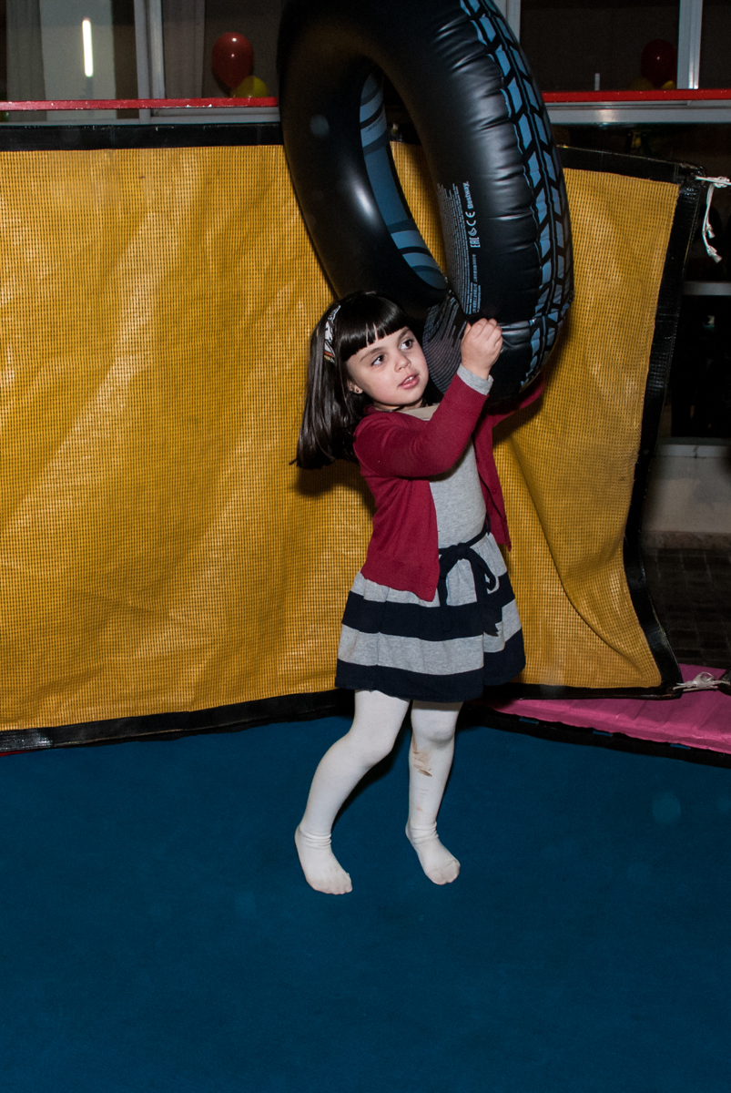 quem empurra mais longe o pneu