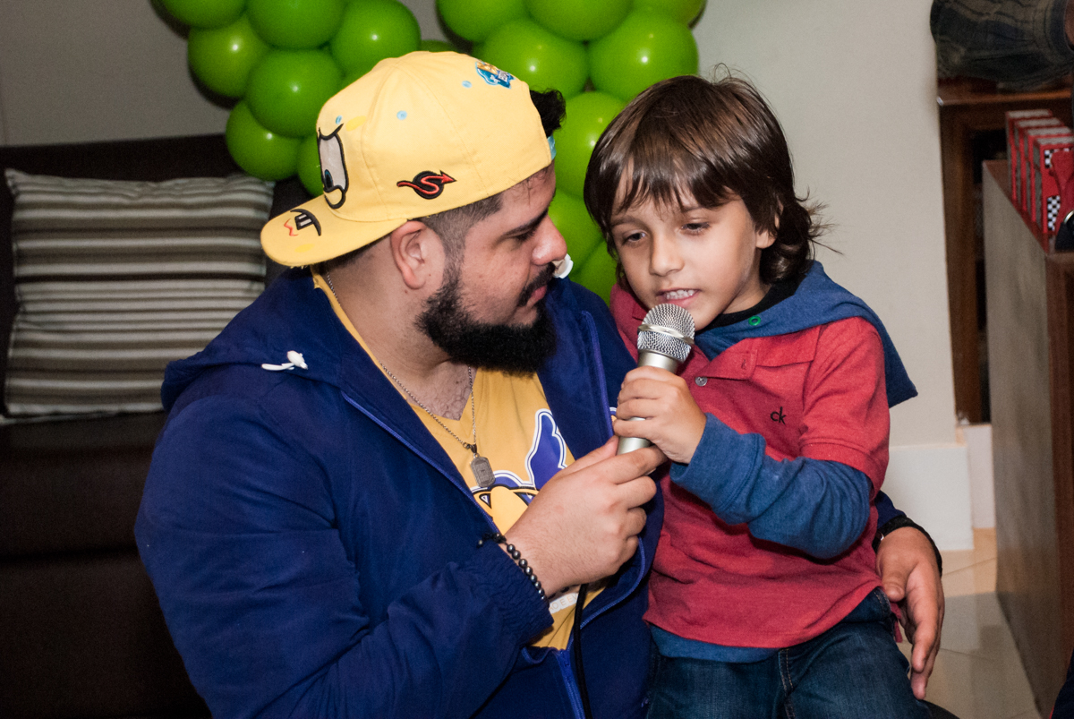 falando no microfone para os amigos