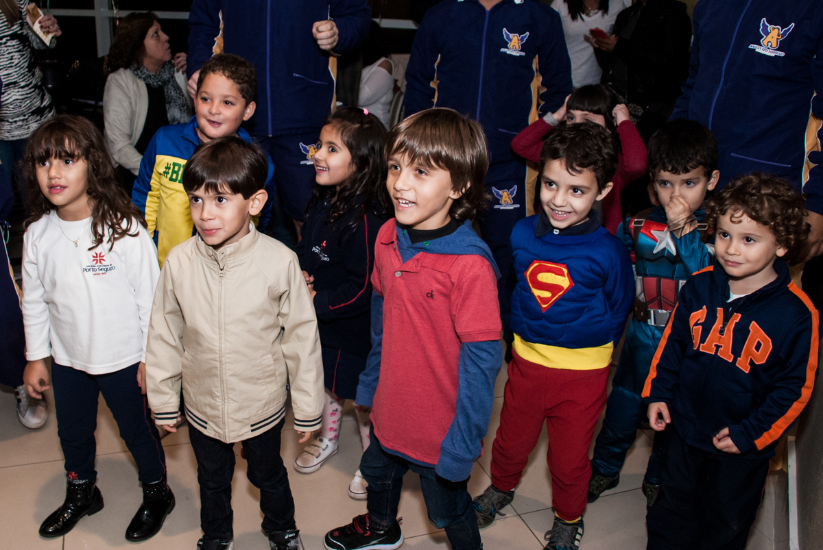 amigos reunidos para brincar