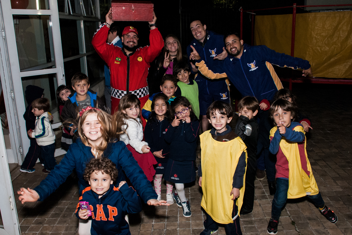 Os amigos interagem no show