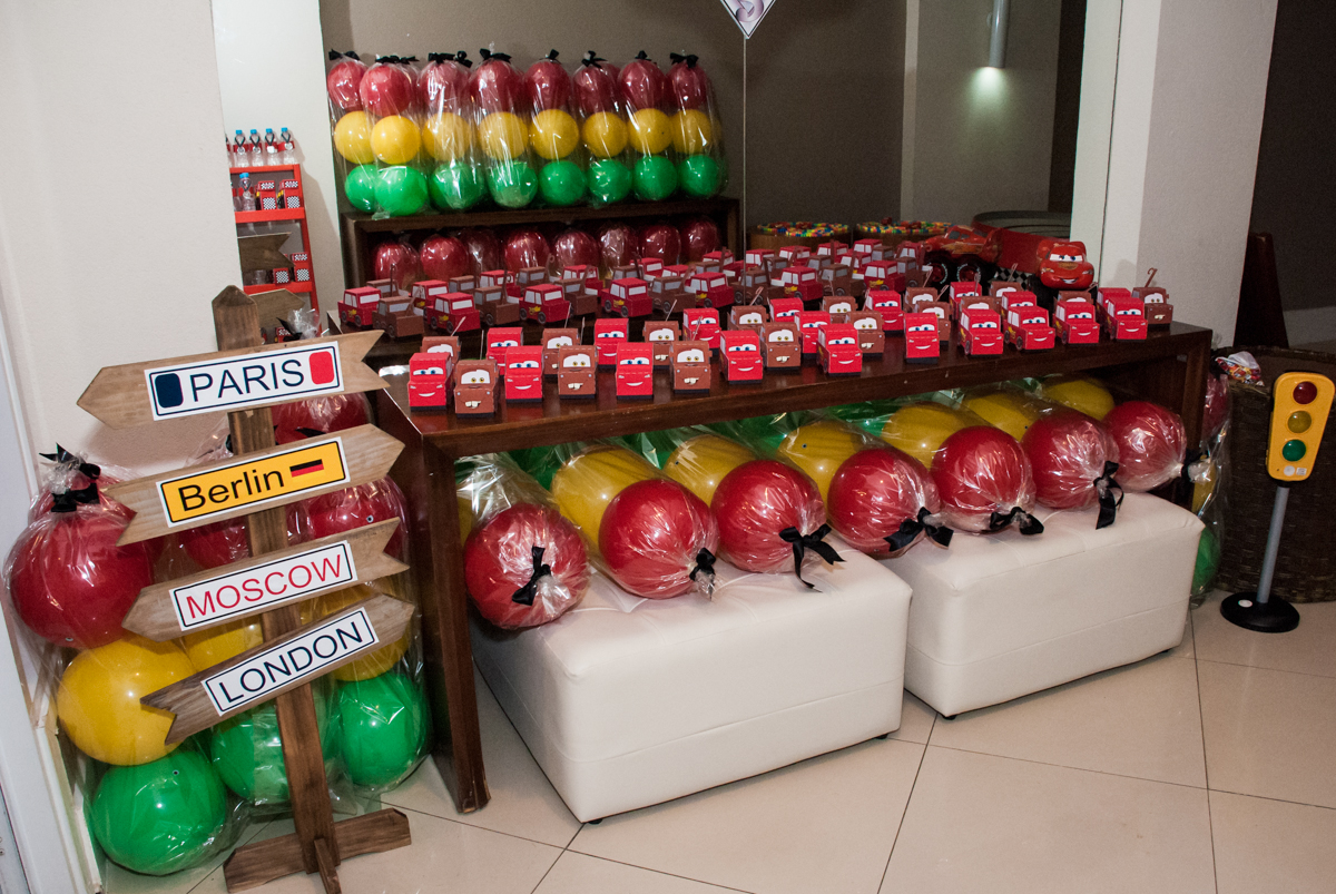 mesa com as lembrancinhas para os amigos