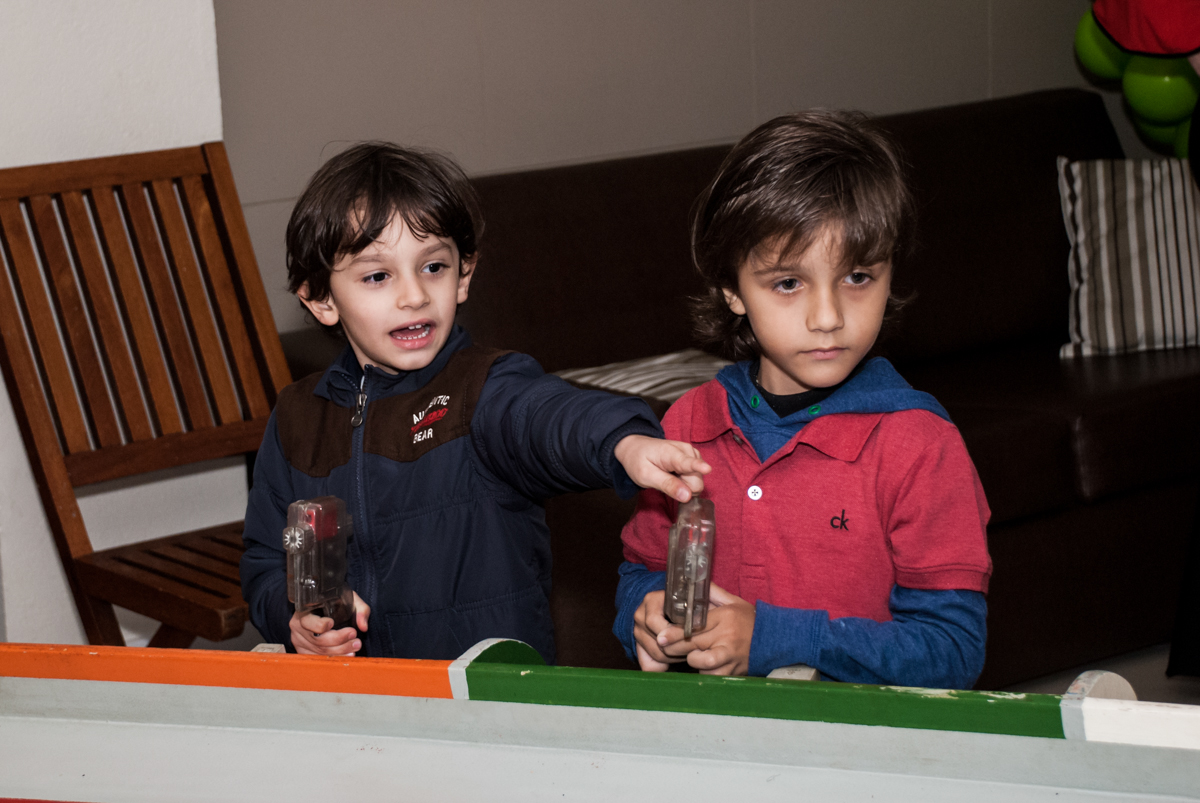 brincando na pista de corridas