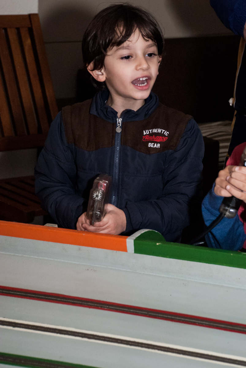 comemorando a largada dos carros na corrida de fórmula 1