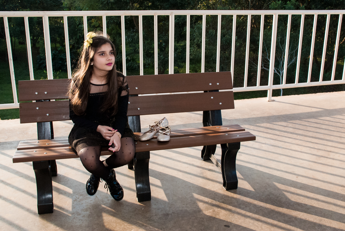 sentada no banco do jardim