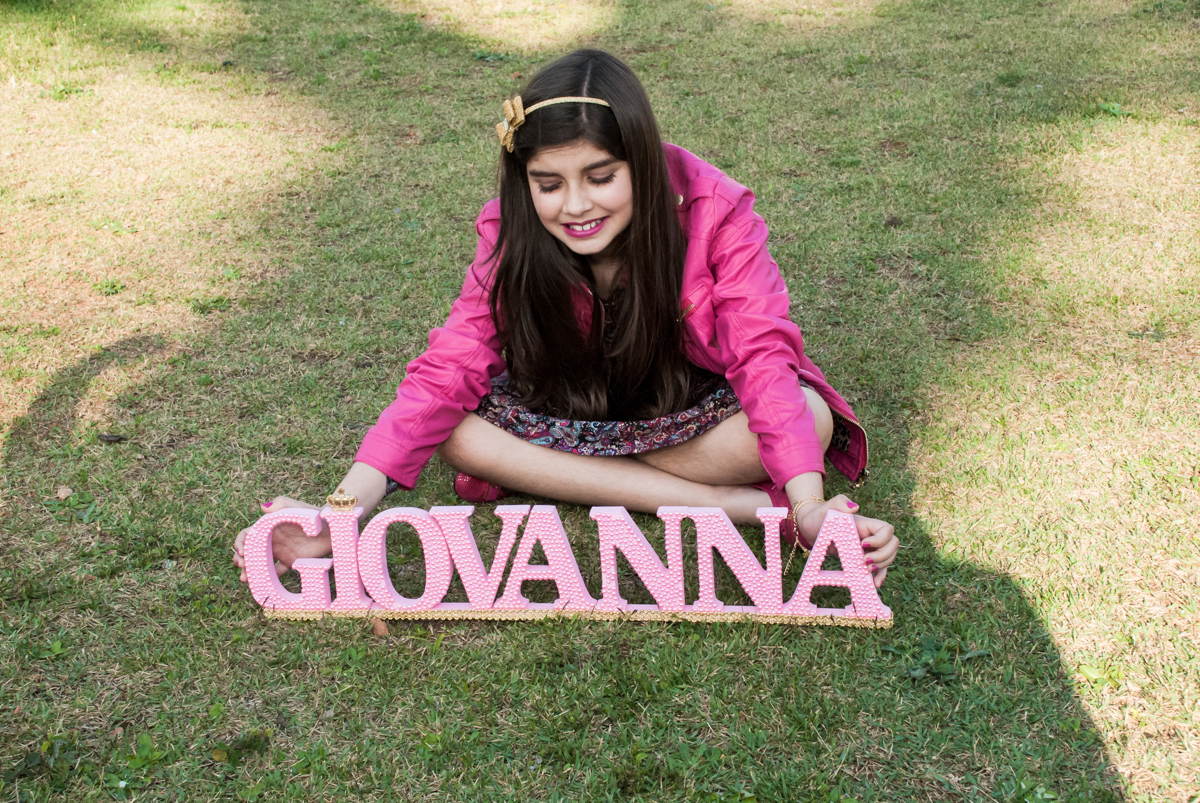 Giovanna sentada no gramado