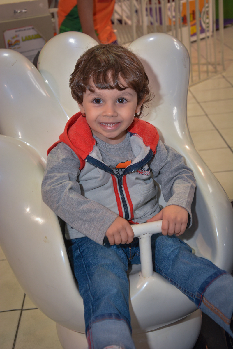 brincando no carrossel mão do mickey