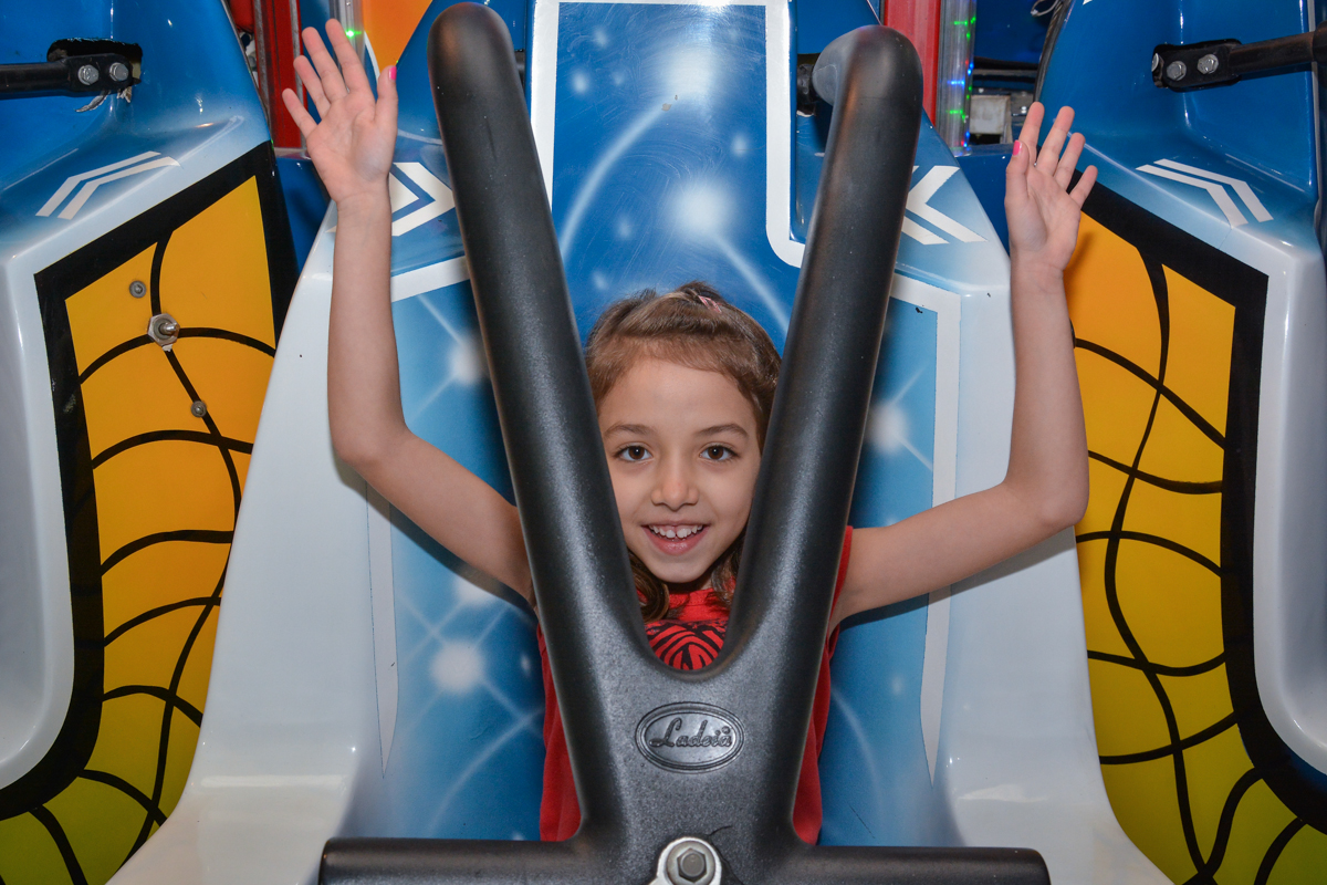 curtição no brinquedo elevador