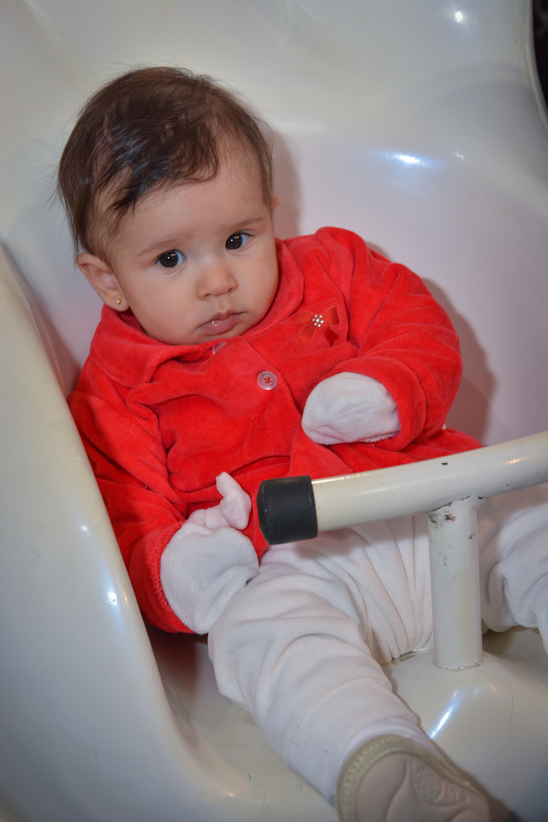 A bebê brinca no  carrossel