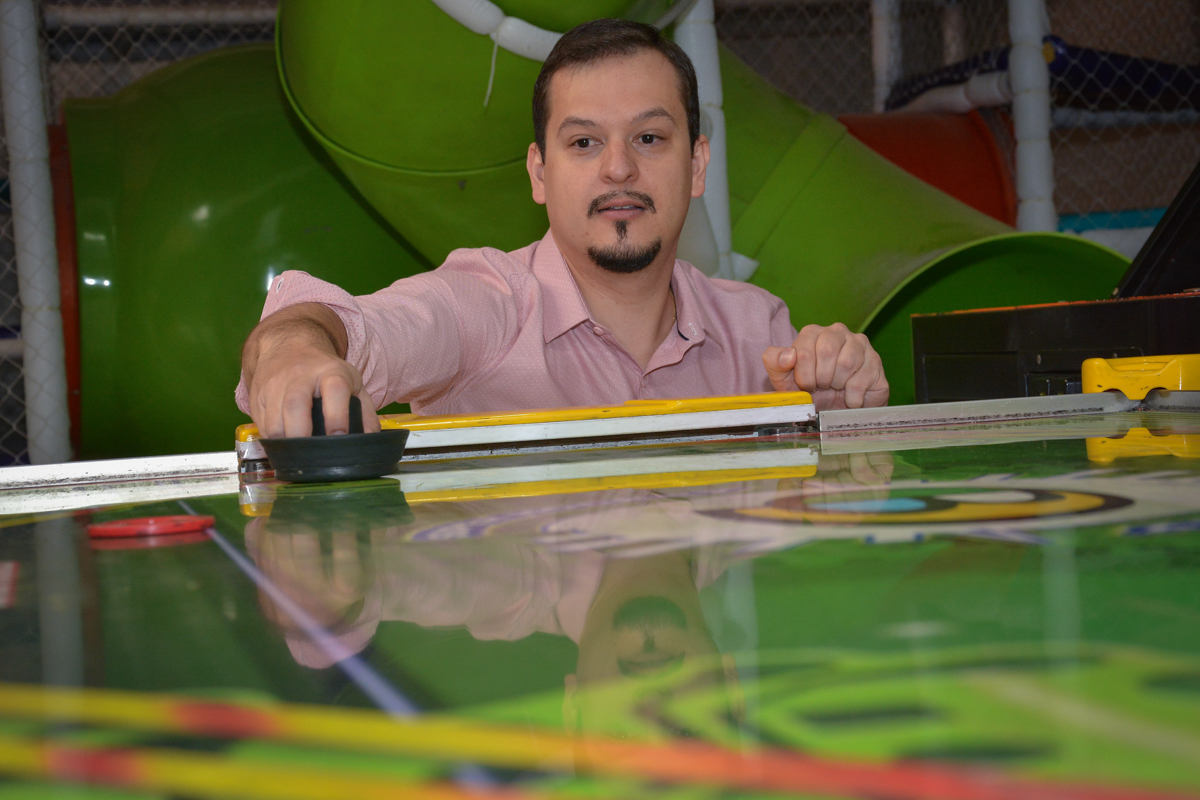 O pai joga com Lucas futebol de mesa