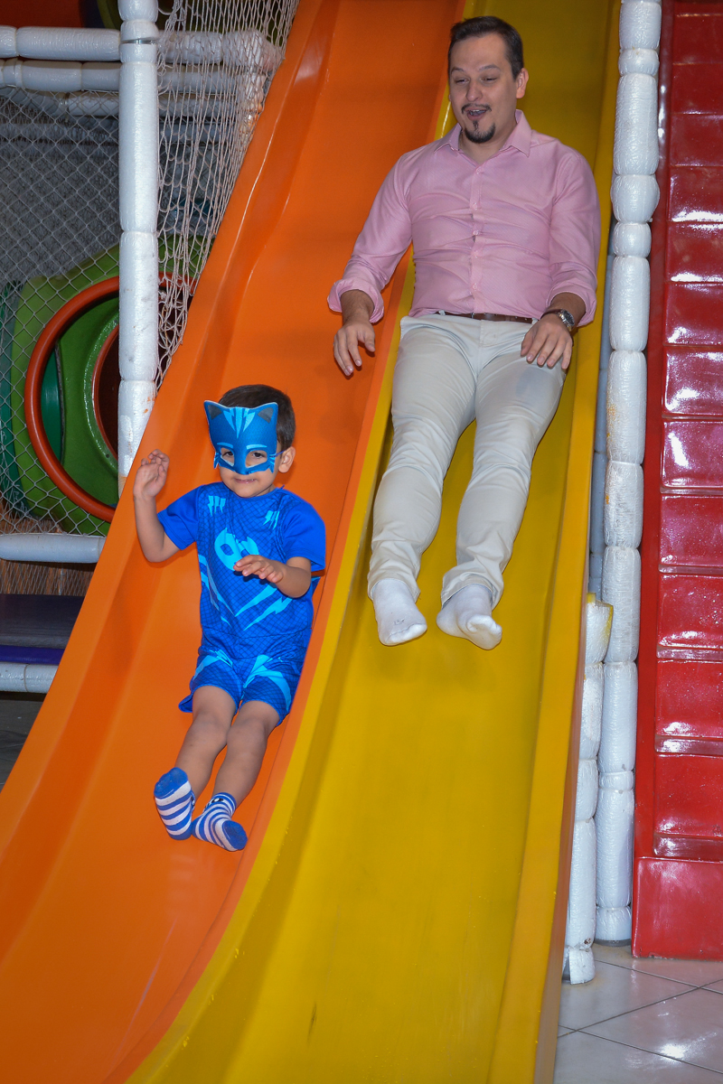 pai e filho escorrega no tobogã