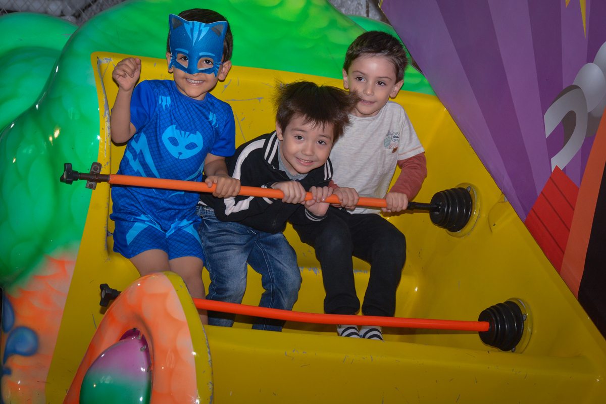 Os amigos se divertem no barco vick