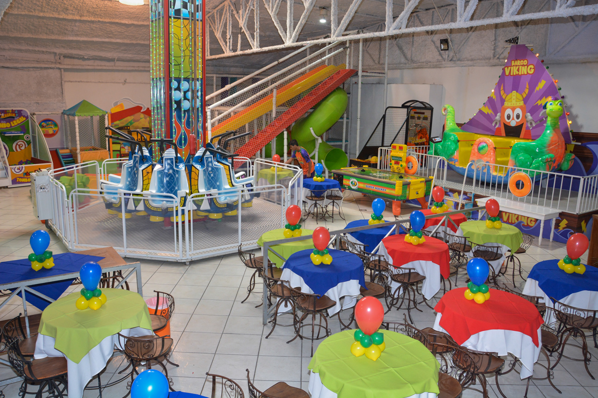 salão decorado do buffet com bexigas coloridas