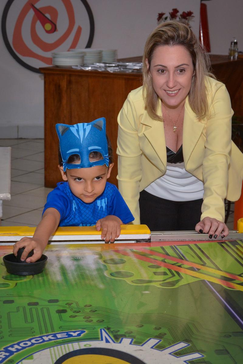 brincando com a amiga no jogo de futebol de mesa