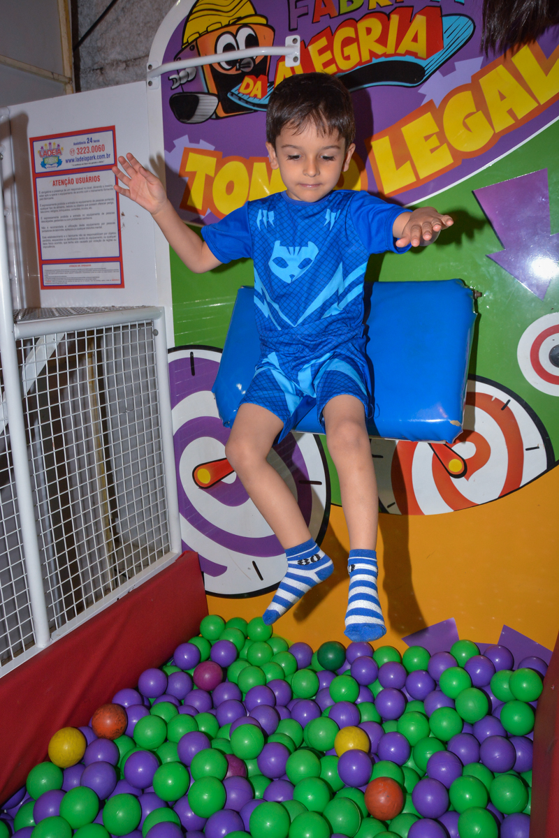 caindo do tombo legal na piscina de bolinhas