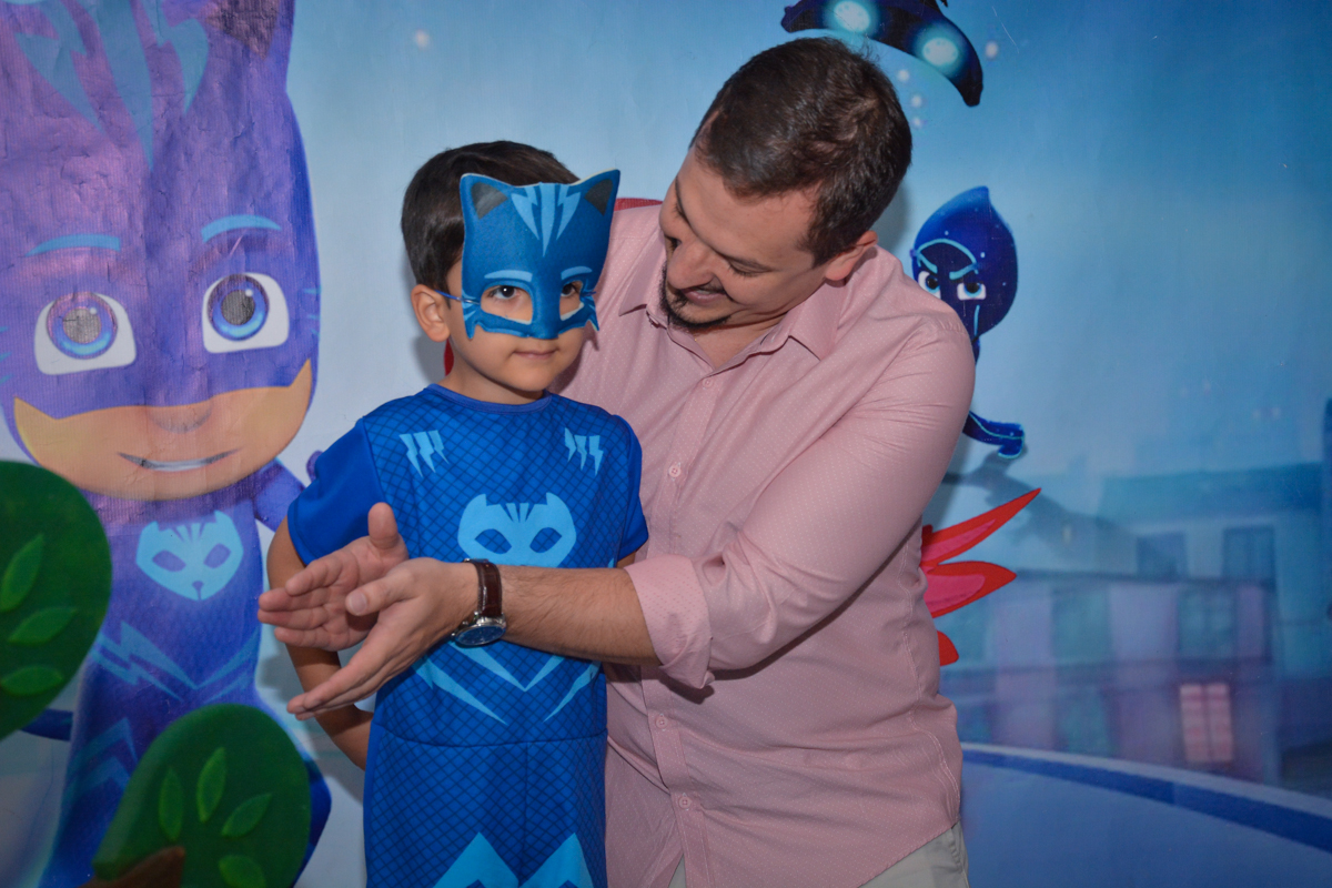 cantando parabéns para o Lucas