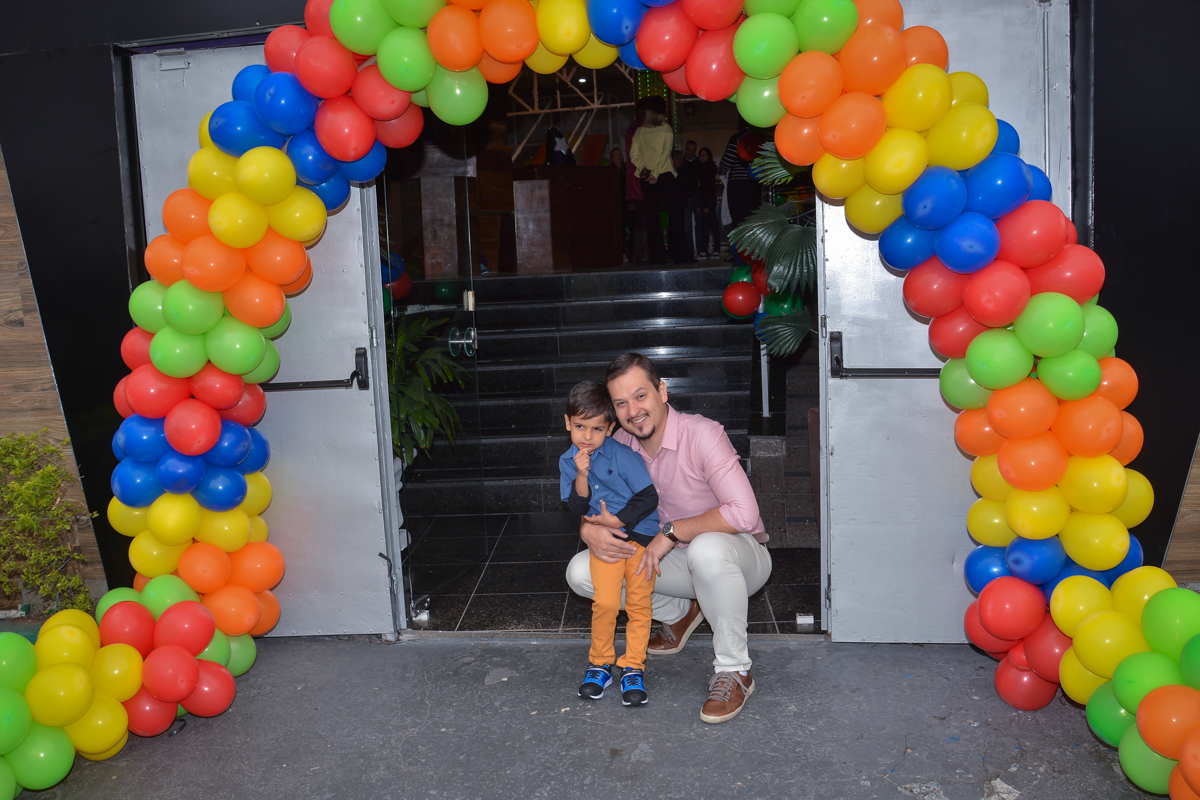 fotografia da família no arco de bexigas
