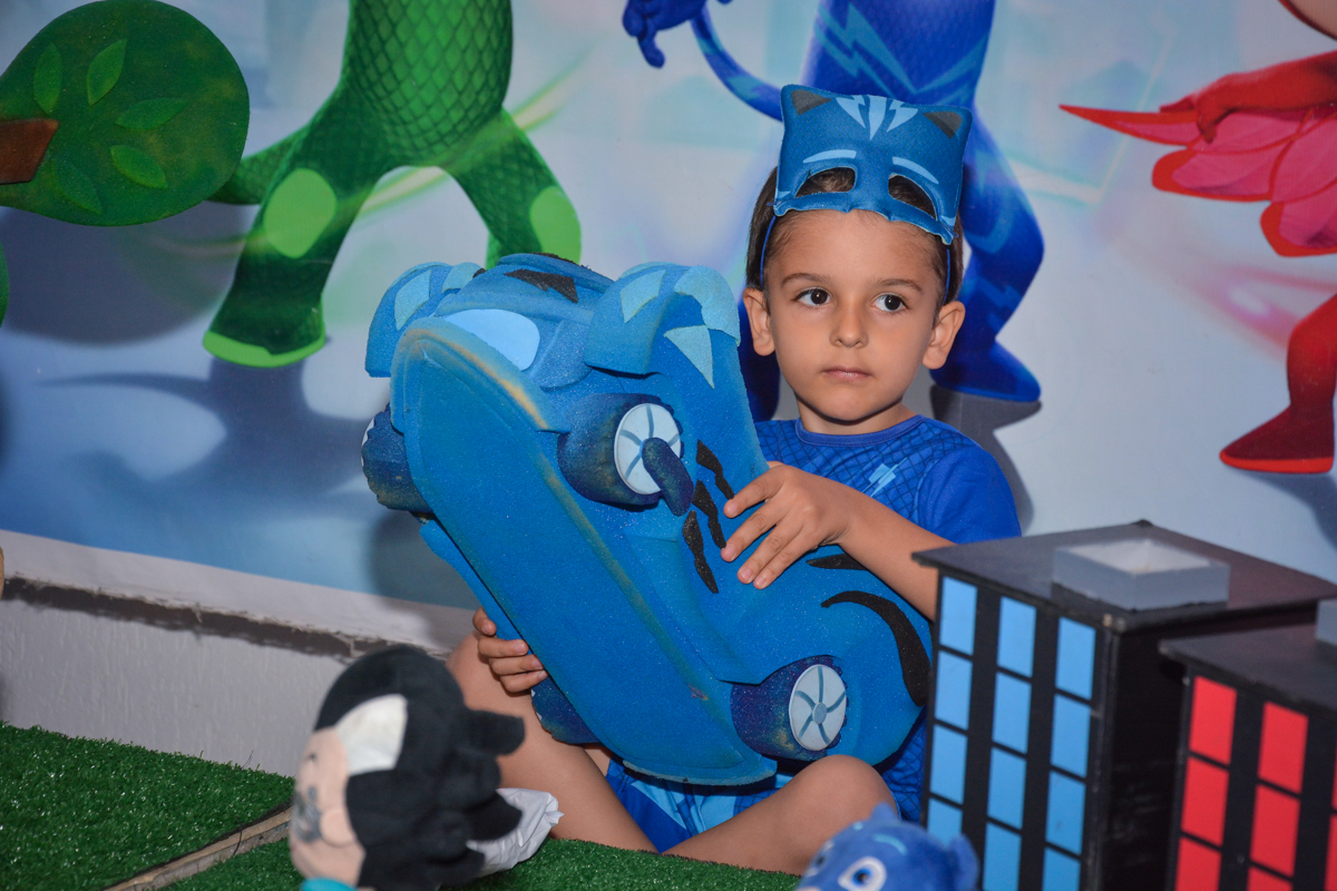 brincando com os personagens do tema da festa