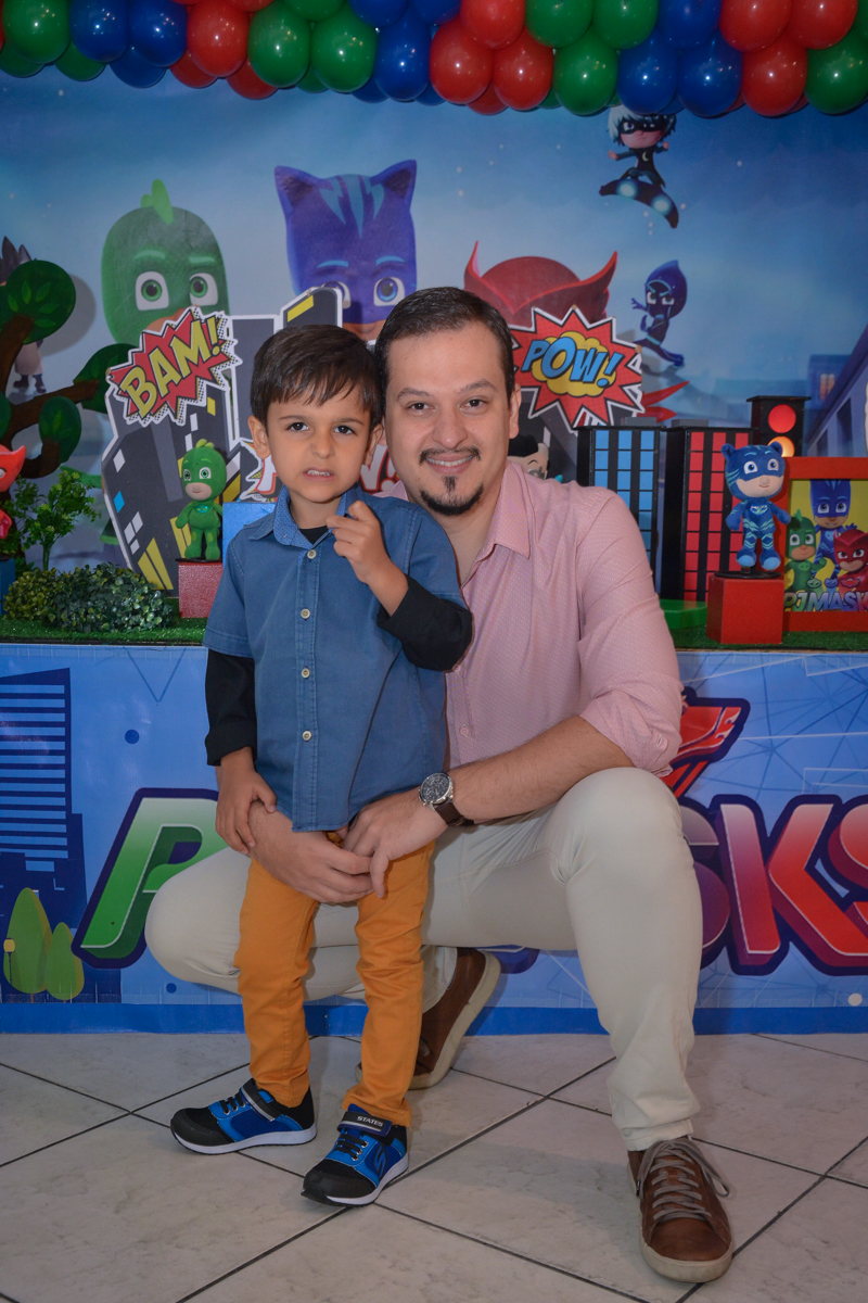 foto pai e filho na mesa decorada