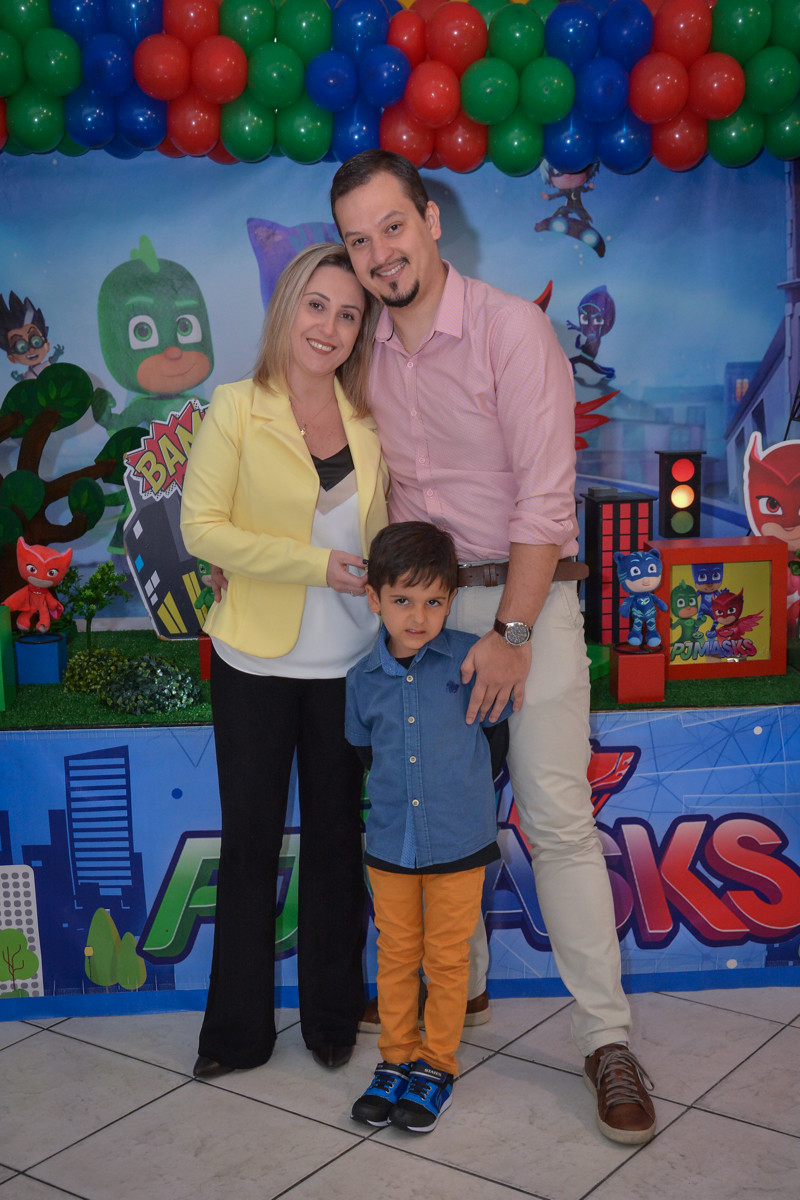 fotografia da família na mesa temática