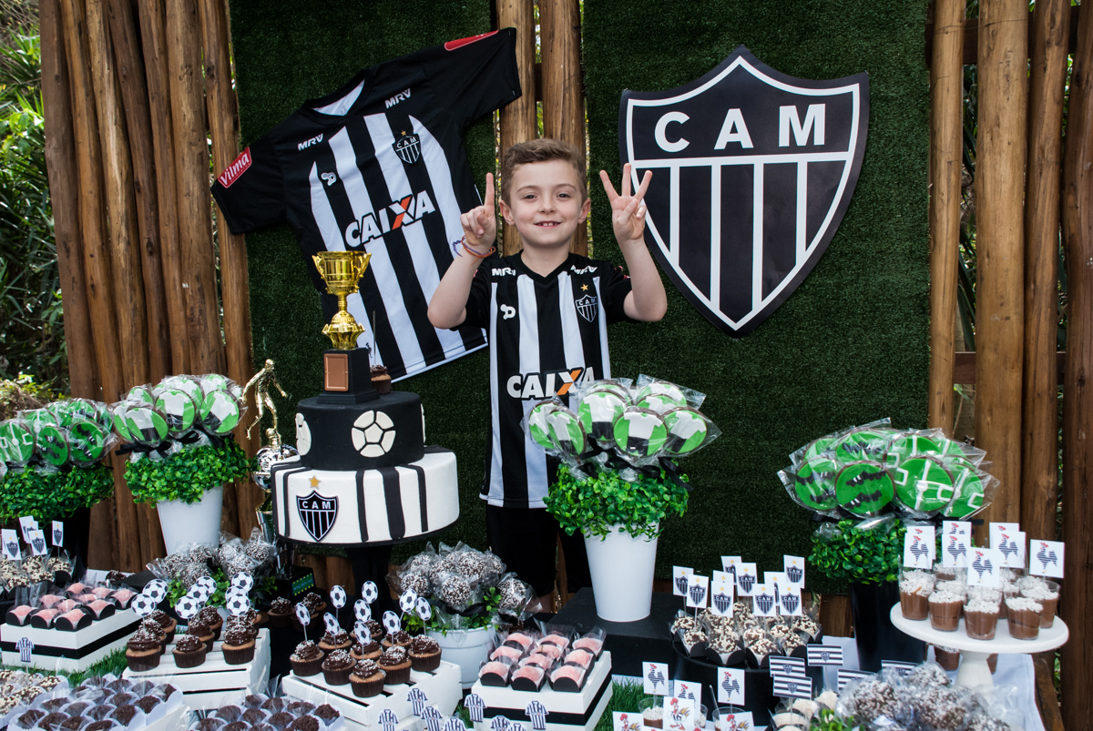 feliz sendo fotografado na mesa temática