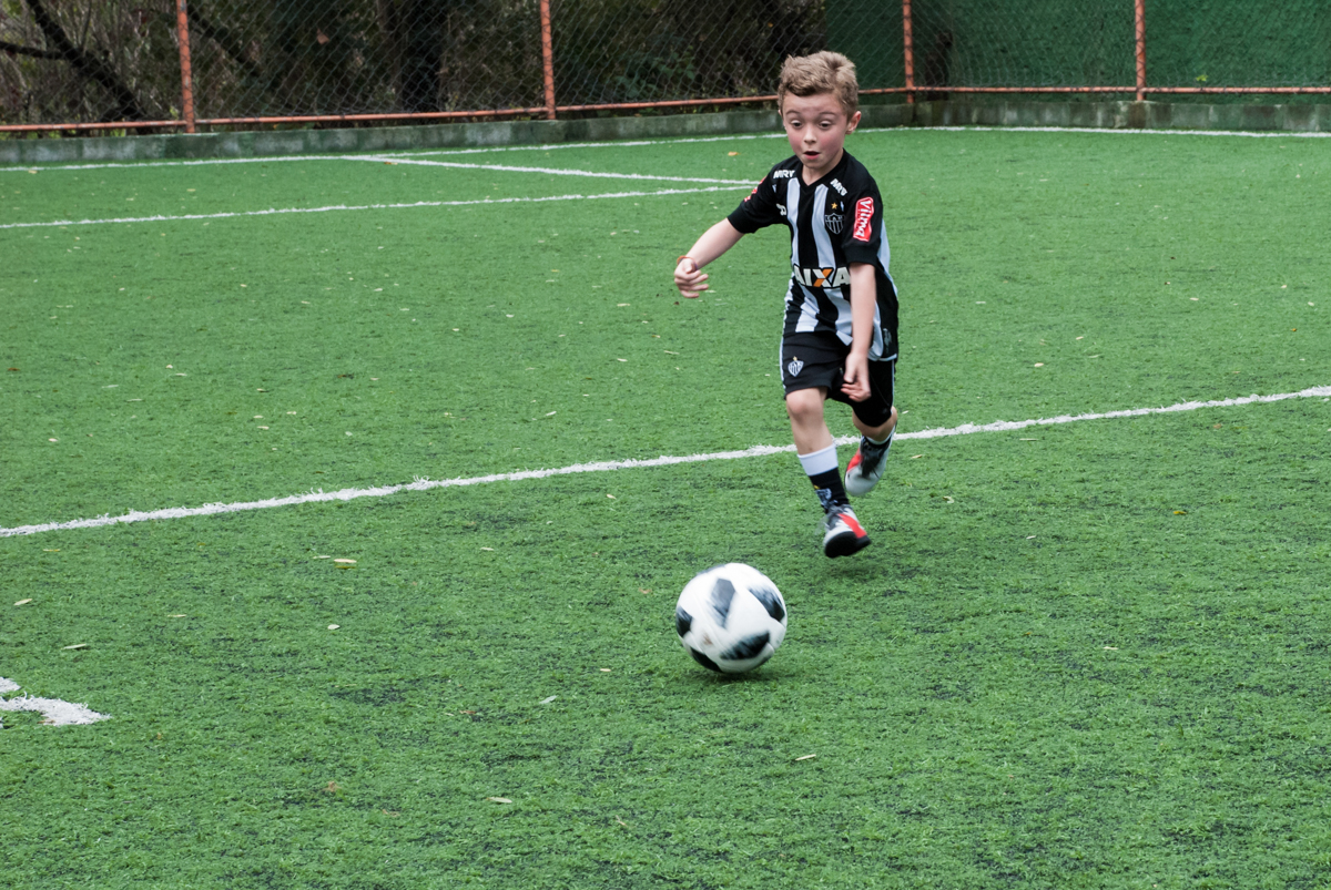 drible no jogo de futebol