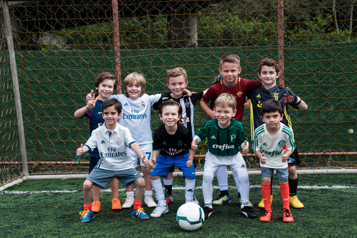 foto dos jogadores no campo de futebol