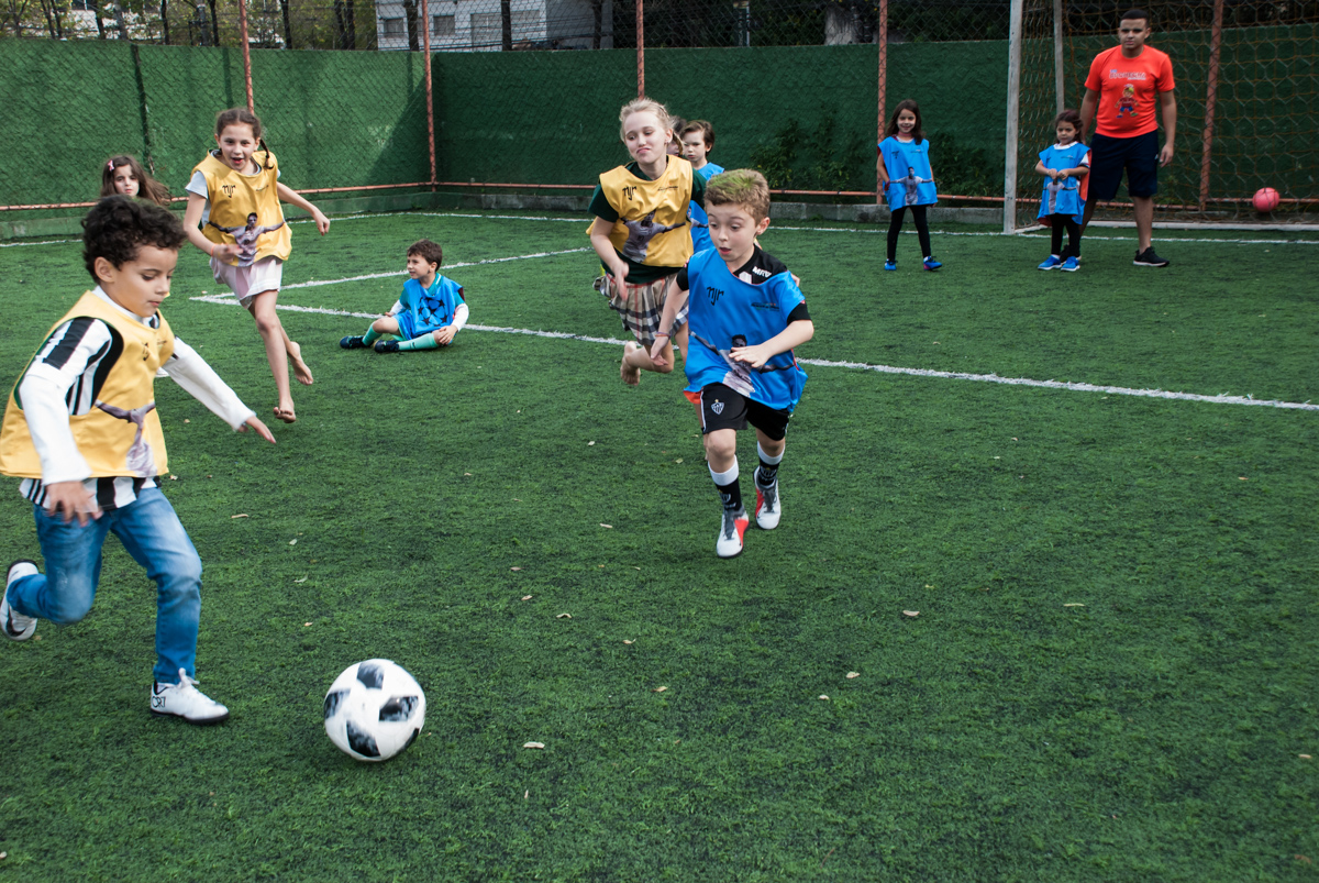 iniciando o segundo tempo do jogo de futebol
