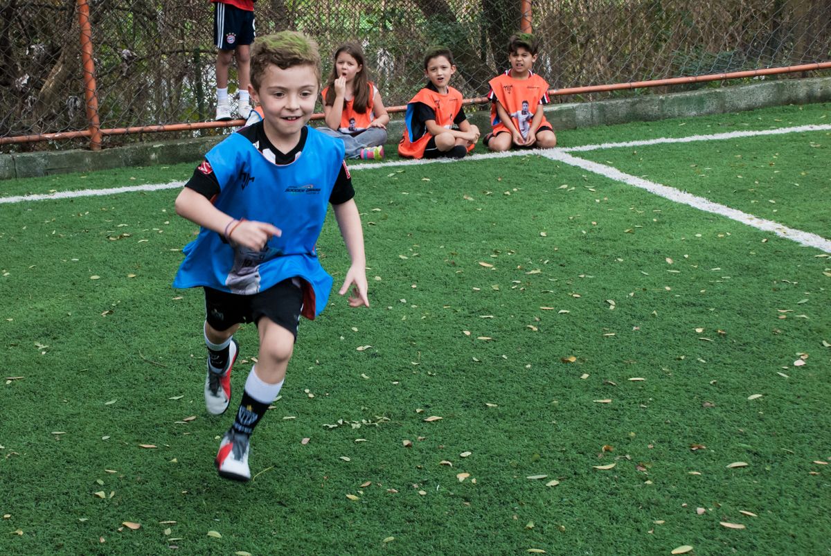 muita diversão com os amigos no jogo de futebol