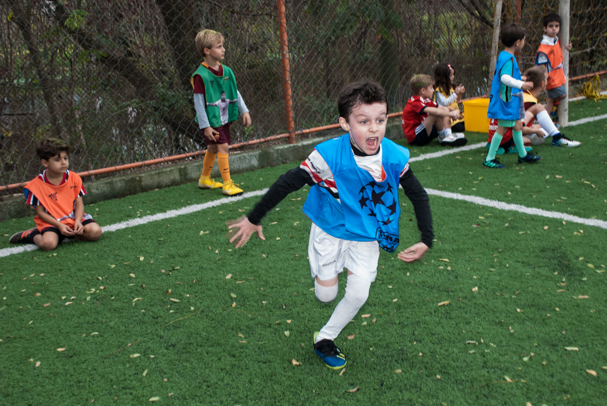 correndo para comemorar o gol